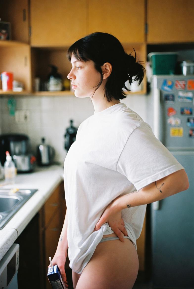 居家厨房侧影女性生活写真