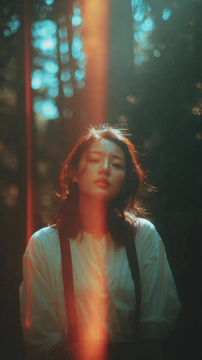 森林回眸女性电影感肖像