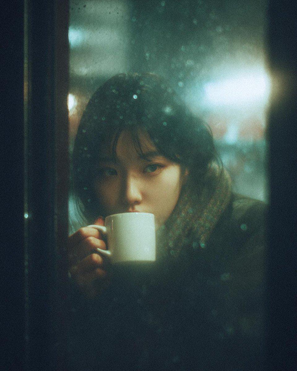 雨夜咖啡馆窗边女孩