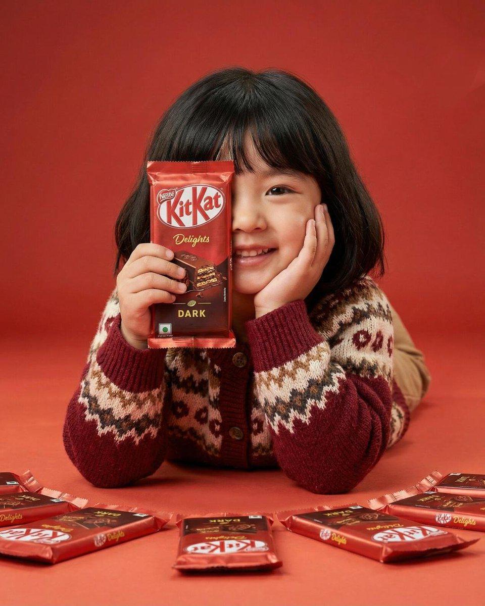 红底少女手持KitKat巧克力商业广告写真