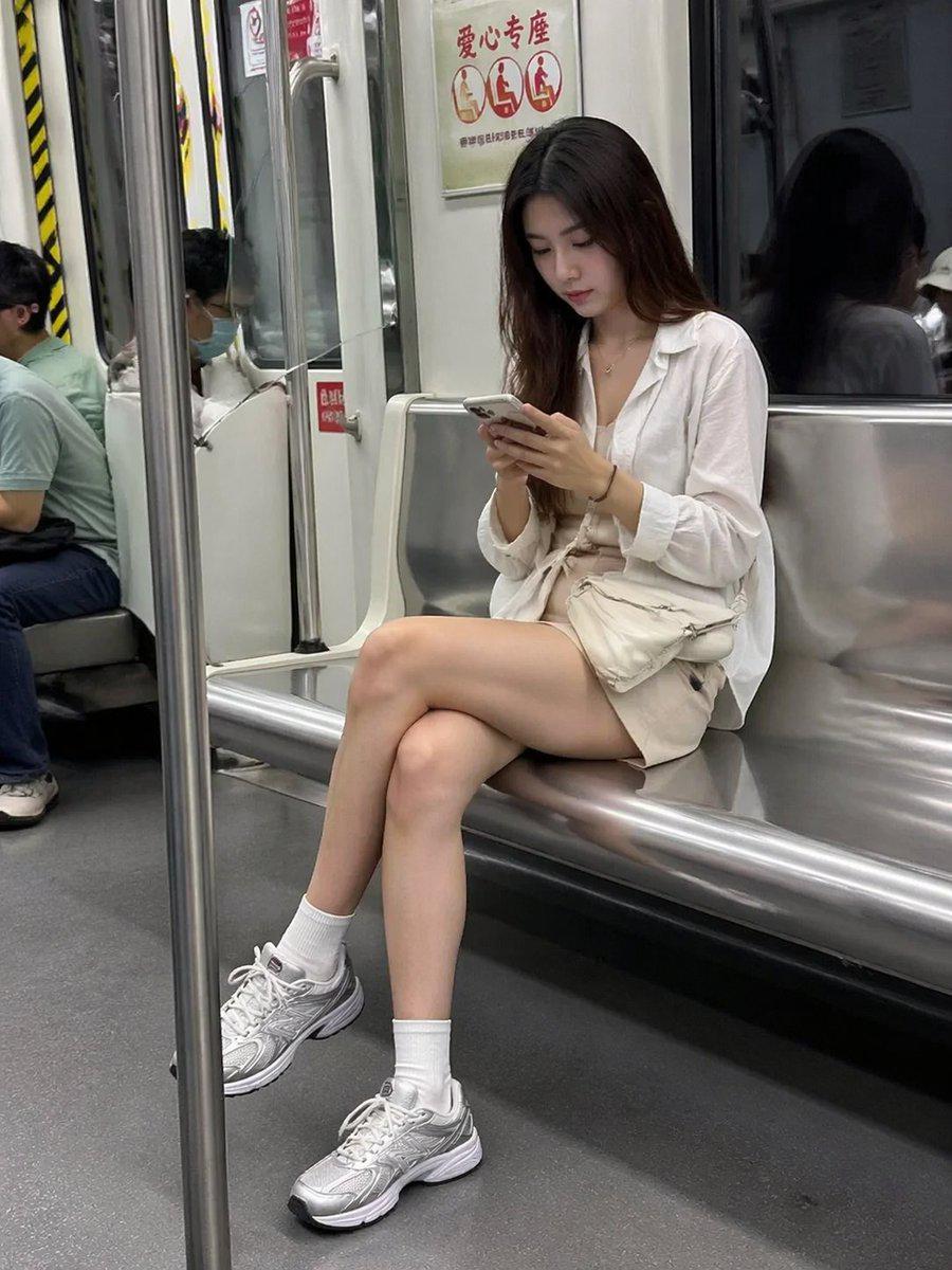 地铁女性低头照